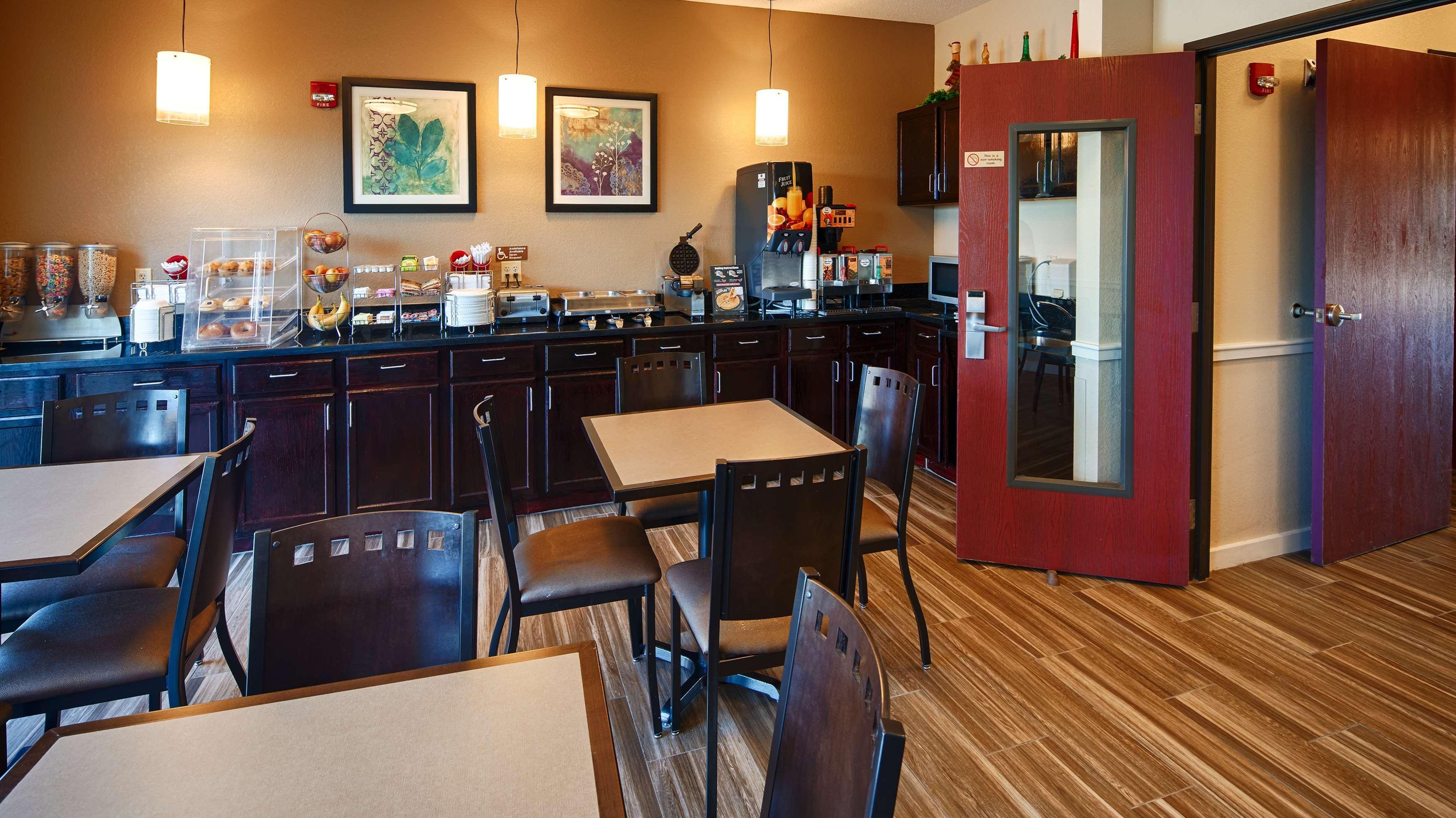 Best Western Governors Inn And Suites Wichita Exterior photo